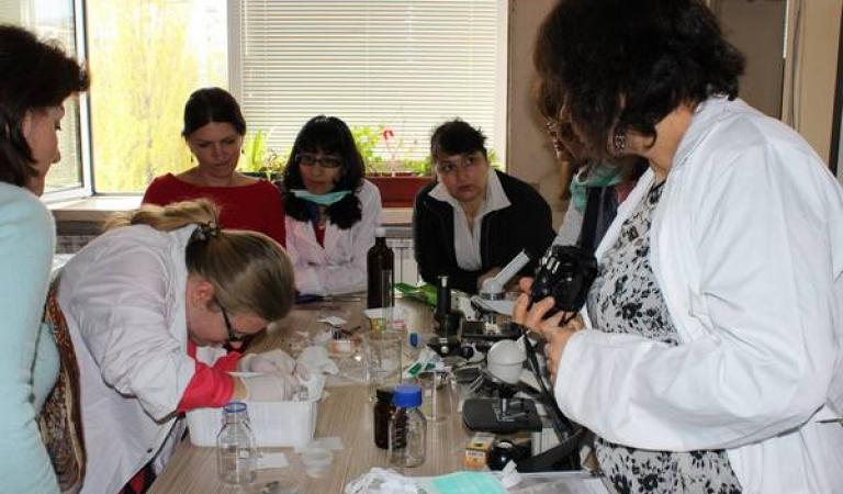 снимка от проект 2014/2016 „Еразъм +“ Ключова дейност 2: “Euro4Science : Използване на методите на криминологията и криминалистика, с цел да се засили интереса на младите хора към науката и да се стимулира междупредметния подход в Европейските училища”
