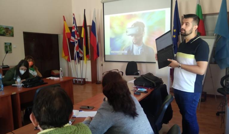 снимка от проект „Усъвършенстване на професионалните умения на учителите чрез работа с Chromebook “ по проект „Пожелай си най-доброто бъдеще!“ 2020-1-BG01-KA-101-078130, програма „Еразъм+“, КД1